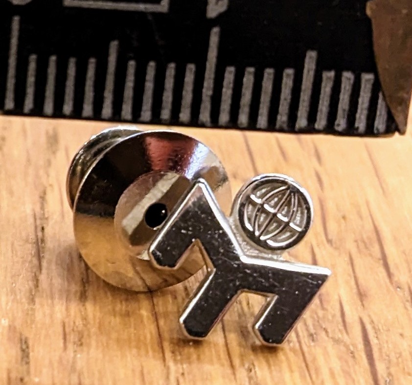 Ansteckpin "Mblem" aus Sterling Silber Ansteckpin "Mblem" aus Sterling Silber
